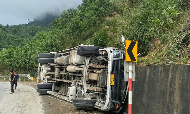 Tai nạn xe tải kinh hoàng ở Quảng Nam, 3 người tử vong ảnh 1