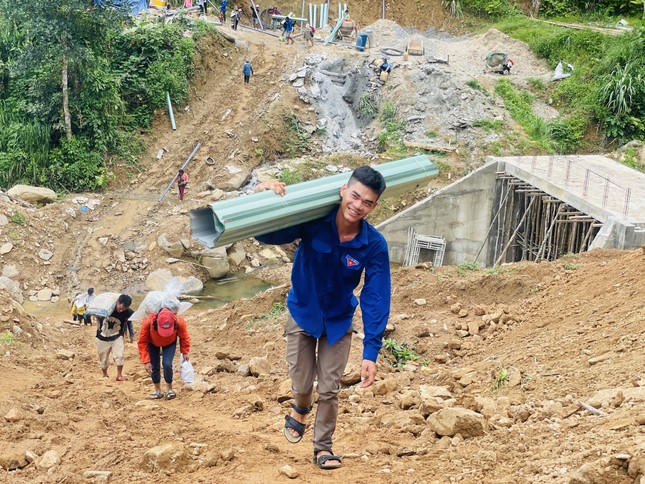  Thanh niên cùng người dân lội bộ đường rừng cõng vật liệu về làng ảnh 1