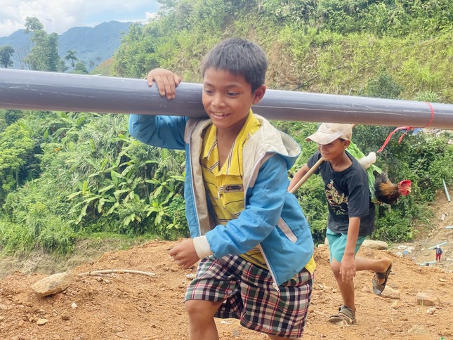  Thanh niên cùng người dân lội bộ đường rừng cõng vật liệu về làng ảnh 5