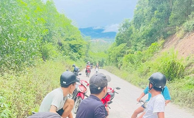Phát hiện người đàn ông chết trong tư thế treo cổ trong rừng ảnh 1