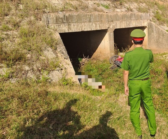 Tá hỏa phát hiện người đàn ông tử vong dưới cống ảnh 1