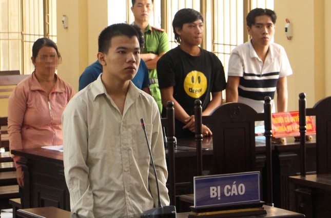 Đâm bạn trọng thương vì không chịu chung tiền nhổ xe cắm lại quán karaoke ảnh 1