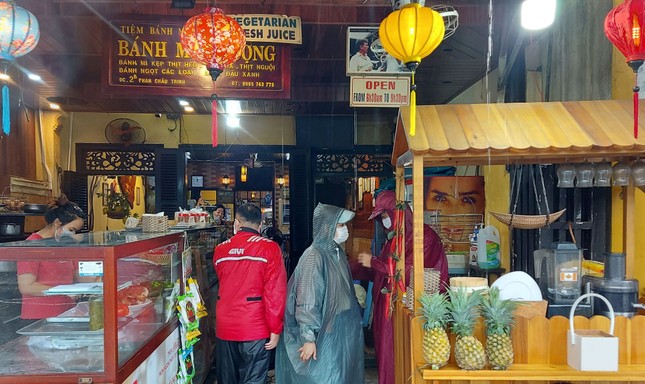 Xử phạt hộ kinh doanh bánh mì Phượng 2 ở Hội An vì gây ngộ độc cho 313 người dân, du khách ảnh 1