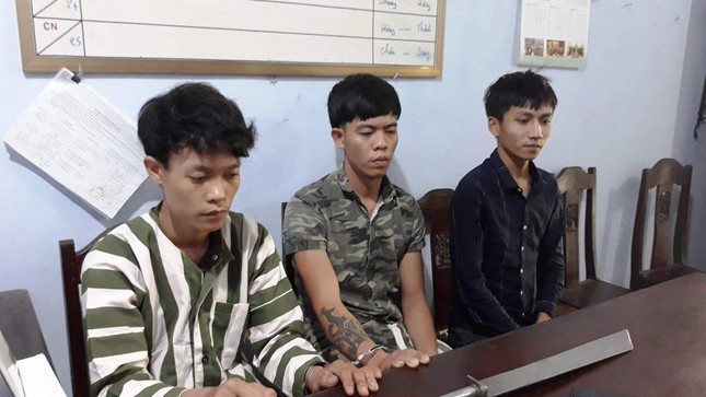 Bắt nhóm đối tượng chuyên dùng hàng nóng “giao dịch” ma túy sau 0 giờ ảnh 1