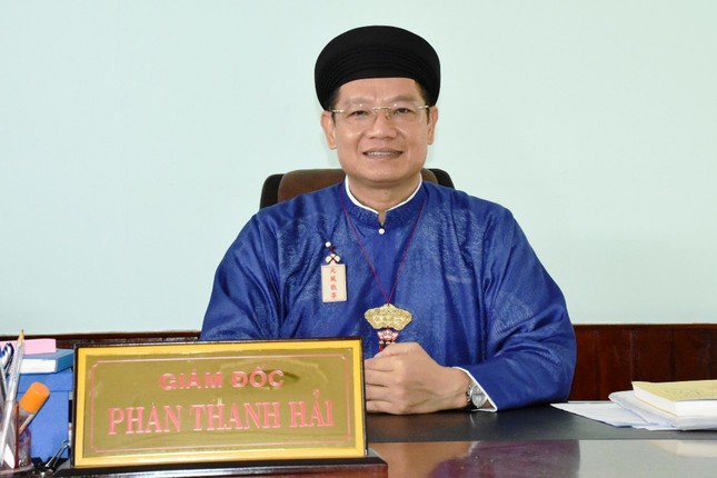 Giám đốc Sở VHTT Huế và khối văn phòng mặc áo dài ngũ thân đi làm ngày đầu tuần ảnh 2