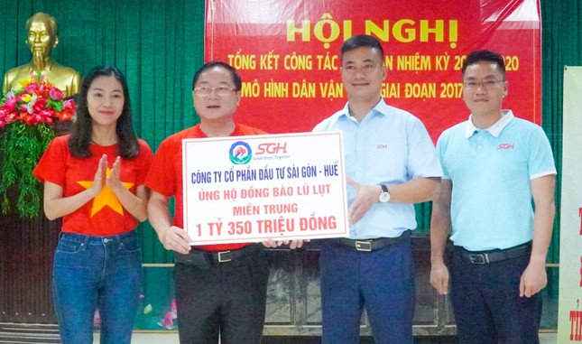 Giúp đỡ nhiều dân nghèo, ân cần thăm hỏi các gia đình có người mất do lũ ảnh 7