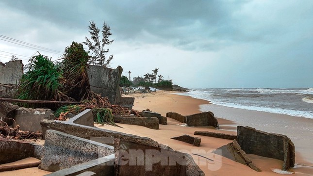 Bão tan lũ rút, bờ biển Thừa Thiên Huế tan hoang ‘chưa từng thấy’ ảnh 15