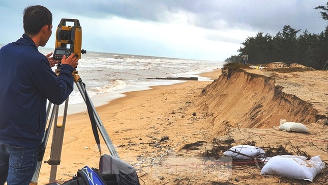 Bão tan lũ rút, bờ biển Thừa Thiên Huế tan hoang ‘chưa từng thấy’ ảnh 9