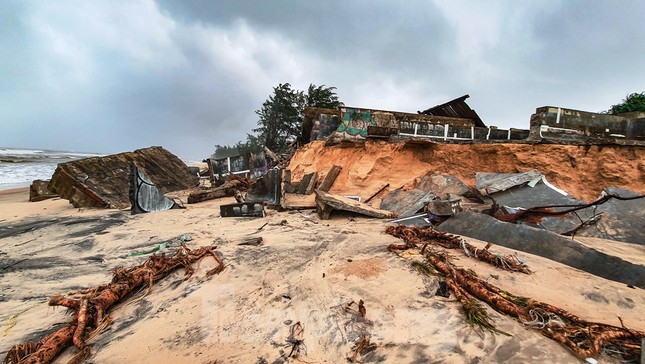 Bão tan lũ rút, bờ biển Thừa Thiên Huế tan hoang ‘chưa từng thấy’ ảnh 34