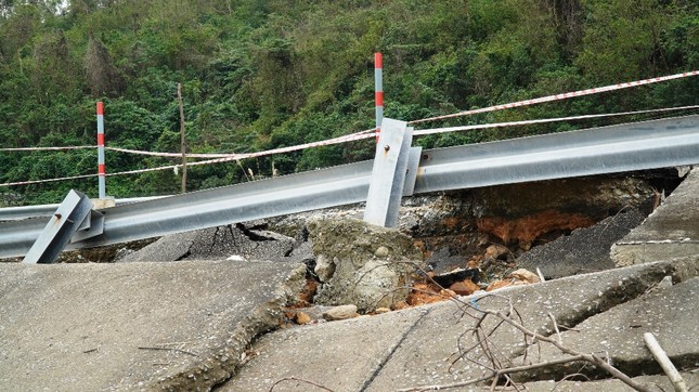 Bão 13 qua lâu, đường du lịch nát như băm tại Lăng Cô bị ‘bỏ quên’ sửa chữa? ảnh 8