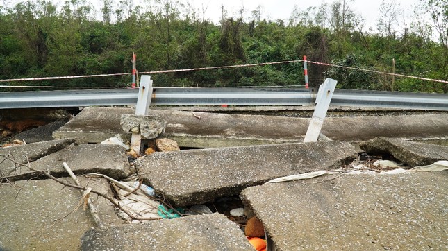 Bão 13 qua lâu, đường du lịch nát như băm tại Lăng Cô bị ‘bỏ quên’ sửa chữa? ảnh 9