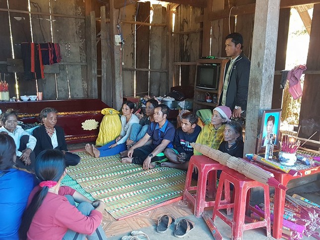 Một làng có 3 người chết, hơn 20 người nhập viện nghi do ngộ độc rượu ảnh 1