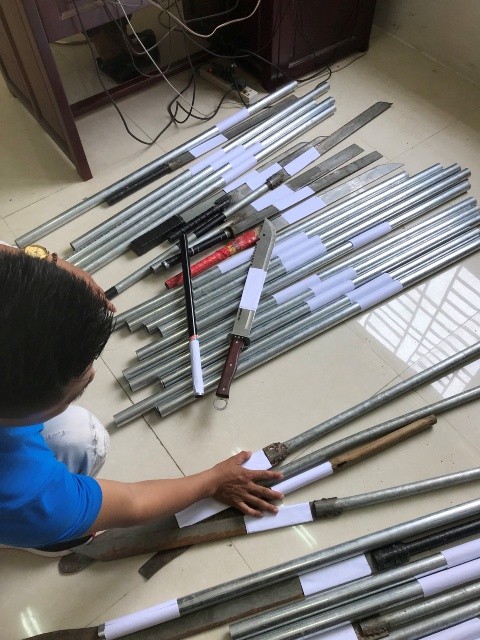 50 thanh niên tụ tập giải quyết mâu thuẩn bằng tuýp sắt, dao tự chế ảnh 1