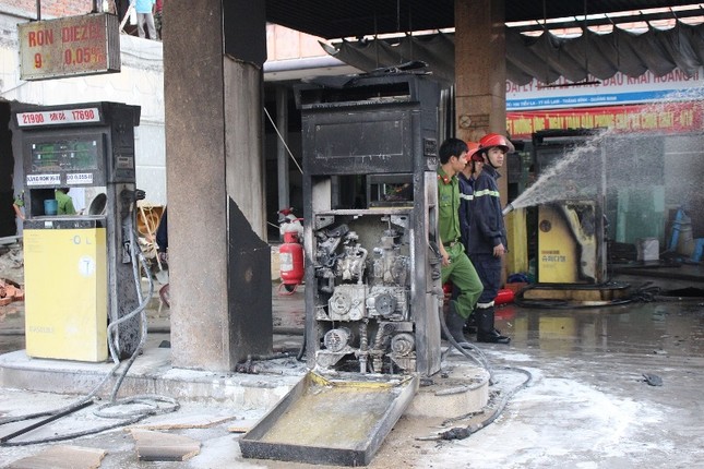 Xe bồn tiếp nhiên liệu bất ngờ bốc cháy thiêu rụi cả cây xăng ảnh 2