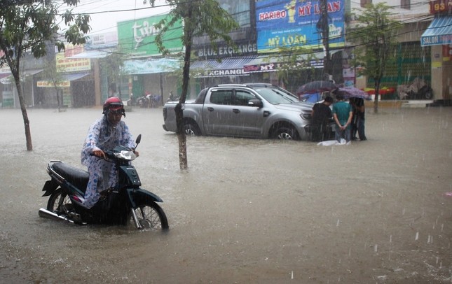 Mưa ngập đường phố, nước tấn công trường học ở Quảng Nam ảnh 1