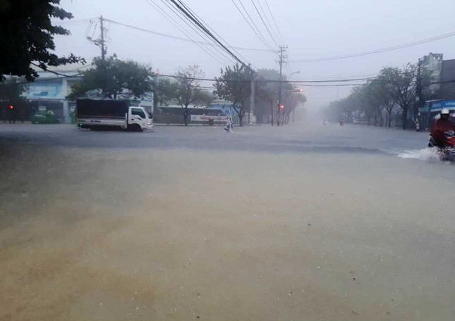 Mưa ngập đường phố, nước tấn công trường học ở Quảng Nam ảnh 3
