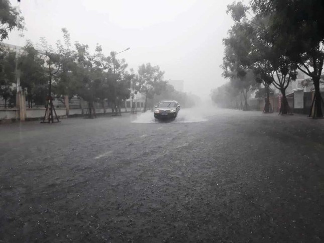 Mưa ngập đường phố, nước tấn công trường học ở Quảng Nam ảnh 4