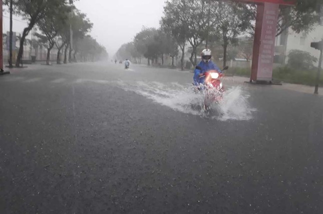 Mưa ngập đường phố, nước tấn công trường học ở Quảng Nam ảnh 5