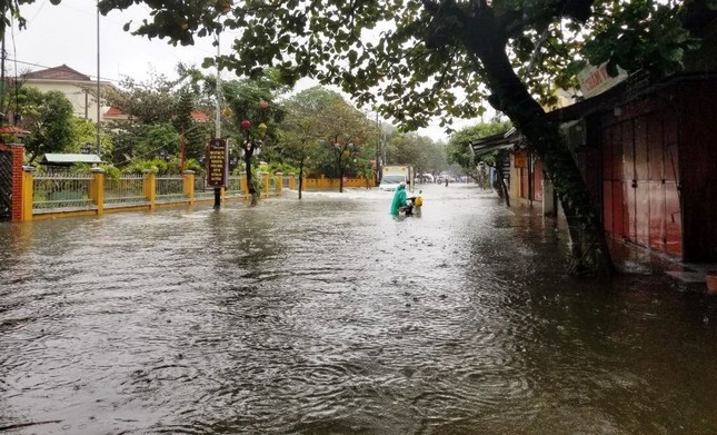 Mưa ngập đường phố, nước tấn công trường học ở Quảng Nam ảnh 8