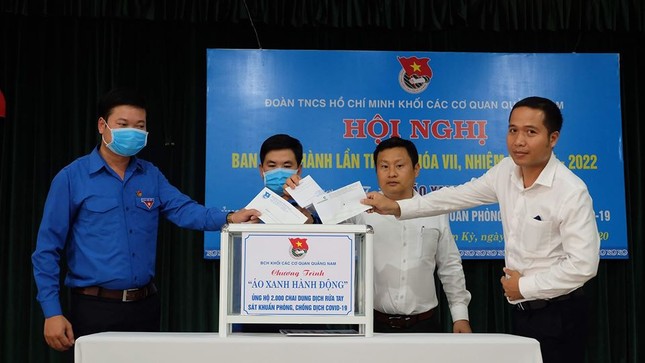 Đổi rác thải nhựa lấy nước rửa tay chống Covid-19 ảnh 2