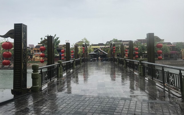 Hội An 'cửa đóng then cài' trong ngày đầu giãn cách xã hội ảnh 1
