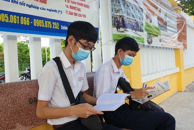 Hơn 9.200 thí sinh Quảng Nam đeo khẩu trang, đo thân nhiệt trong ngày thi đầu ảnh 1