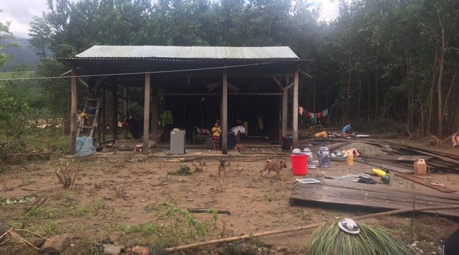 Xả lũ, hàng trăm nhà dân đổ sập, nhiều tài sản bị cuốn trôi ảnh 4