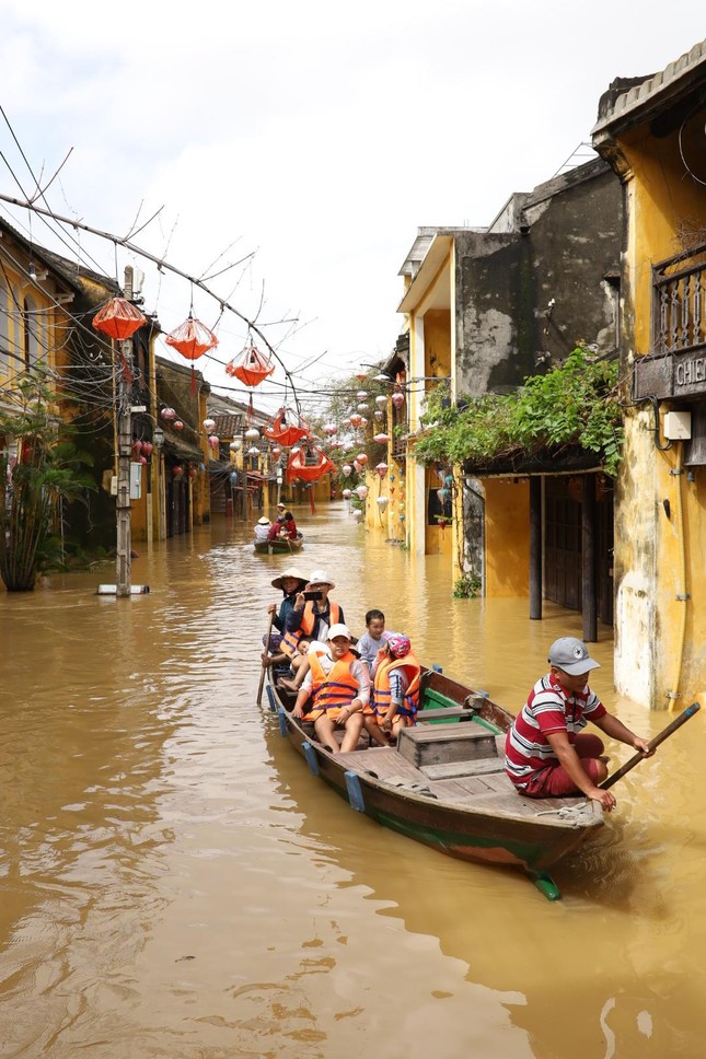 Xót xa nhìn phố cổ Hội An 'ngâm' trong nước lũ ảnh 8