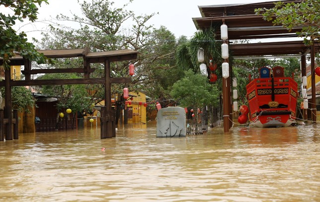 Xót xa nhìn phố cổ Hội An 'ngâm' trong nước lũ ảnh 2