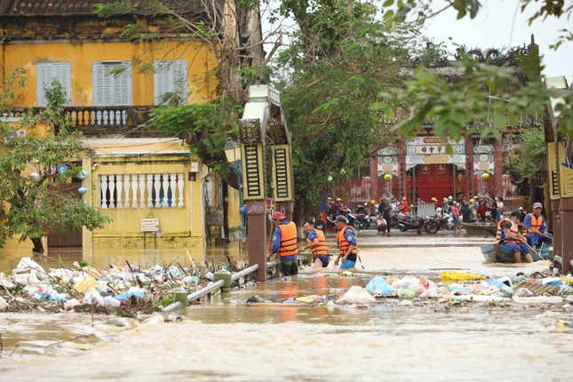 Xót xa nhìn phố cổ Hội An 'ngâm' trong nước lũ ảnh 9