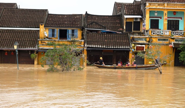 Xót xa nhìn phố cổ Hội An 'ngâm' trong nước lũ ảnh 7
