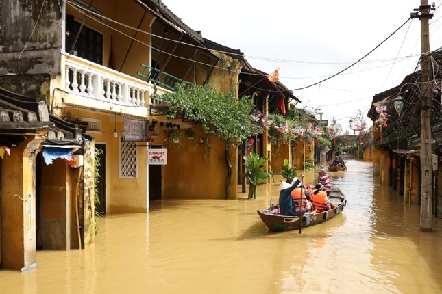 Xót xa nhìn phố cổ Hội An 'ngâm' trong nước lũ ảnh 6