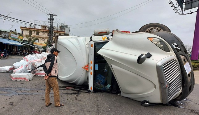 Xe tải lật ngửa giữa vòng xuyến, tài xế thoát chết trong gang tấc ảnh 1