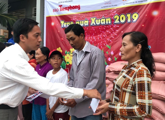 Báo Tiền Phong trao quà tết vùng đất mũi Cà Mau ảnh 2