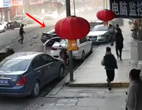 Kinh hoàng video xe Tesla mất kiểm soát phóng như bay rồi va chạm với xe Audi ở Trung Quốc ảnh 1