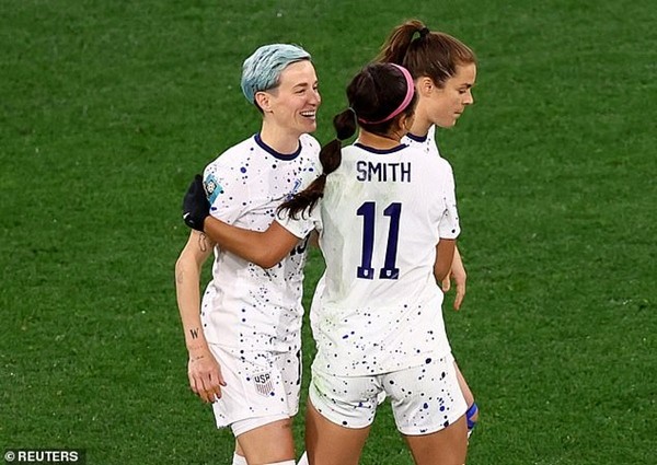 Cầu thủ ĐT nữ Mỹ cười tươi sau khi sút hỏng penalty trong loạt luân lưu khiến các fan nổi giận ảnh 3