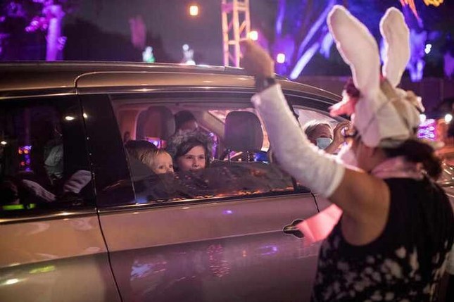 Không khí lễ hội Halloween toàn cầu: Hình nộm bí ngô cũng phải đeo khẩu trang! ảnh 9