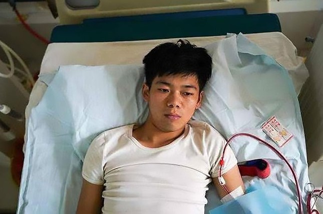 Bán thận để mua iPhone và iPad, một chàng trai đã phải nằm liệt giường suốt đời ảnh 1