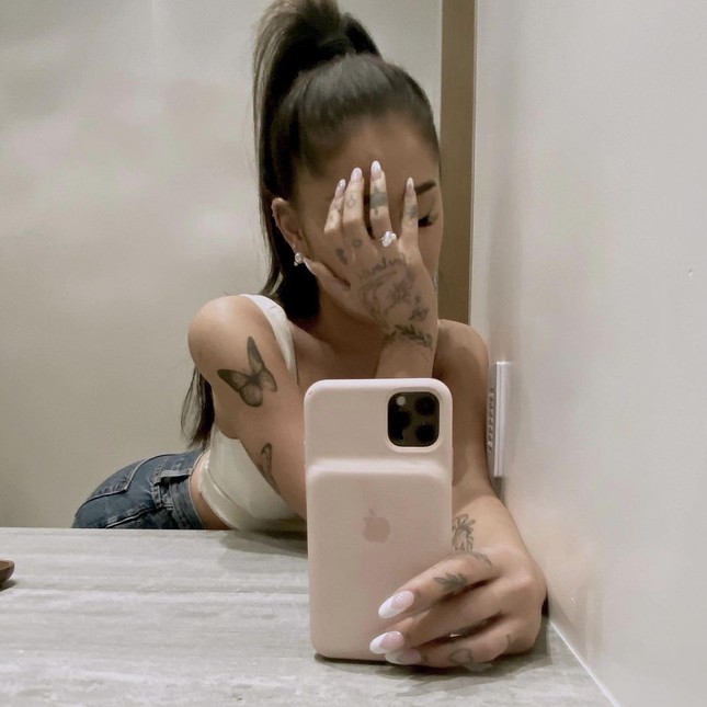 HOT: Ariana Grande đã đính hôn với bạn trai Dalton Gomez, khoe nhẫn kim cương hạnh phúc ảnh 2