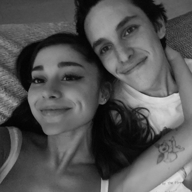 HOT: Ariana Grande đã đính hôn với bạn trai Dalton Gomez, khoe nhẫn kim cương hạnh phúc ảnh 3
