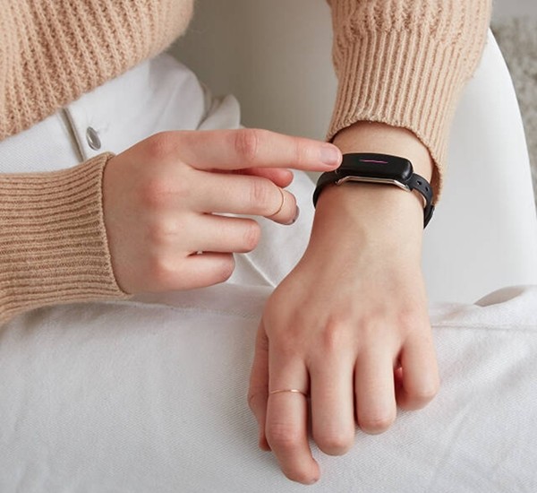 “Gửi một cái chạm tay”: Bấm chiếc vòng trên tay mình, vòng trên tay “người ấy” lại rung ảnh 2