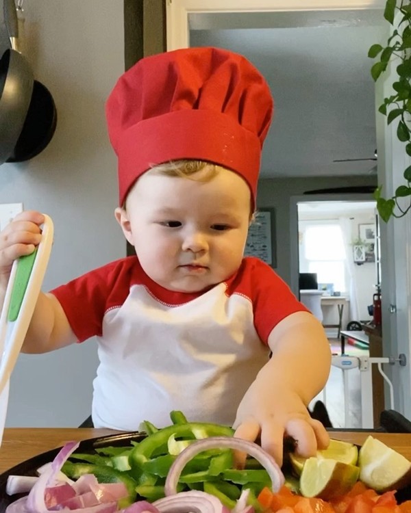Dễ thương xỉu: Đầu bếp tí hon quá xinh khiến cộng đồng mạng ai cũng muốn vào bếp! ảnh 1