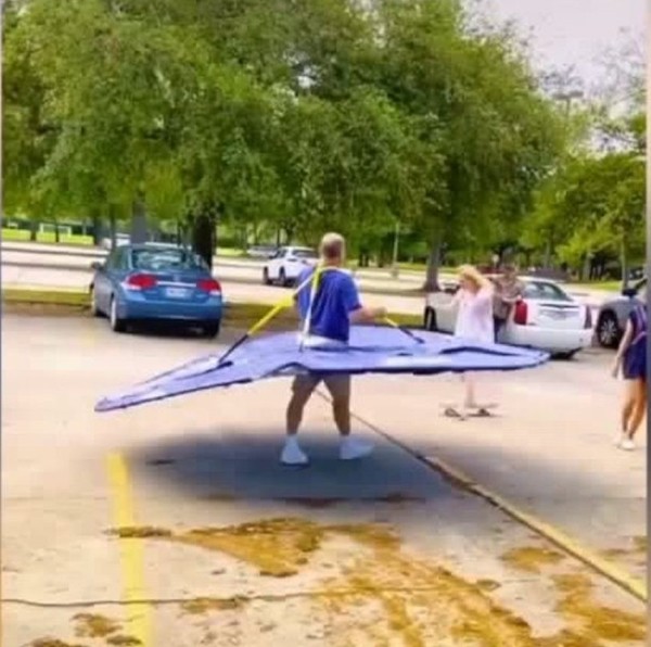 Viral: Teen nổi tiếng trên Tik Tok vì cùng bố làm “vòng giãn cách xã hội” cực ngộ ảnh 2