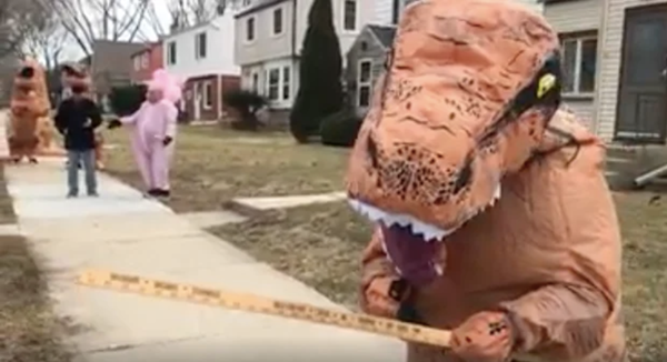 Giữa lúc cách ly, bỗng xuất hiện một đoàn khủng long T-Rex đáng yêu diễu hành trên phố ảnh 2