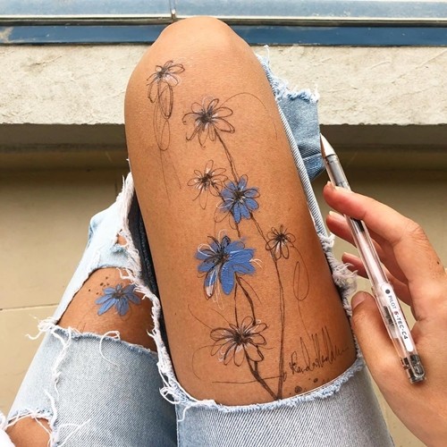 Họa sĩ chỉ vẽ lên chân mình mà tạo ra những bức tranh đẹp thế này ảnh 4