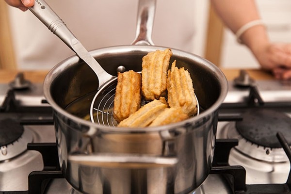 Disney chia sẻ cách làm bánh quẩy churro nổi tiếng: Làm dễ, ăn ngon, quên bim bim được rồi ảnh 4