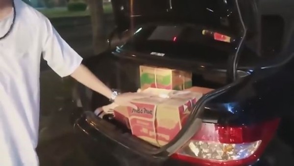 Thanh niên đối mặt án tù 12 năm vì vờ tặng thức ăn cho người khác nhưng bên trong toàn rác ảnh 1