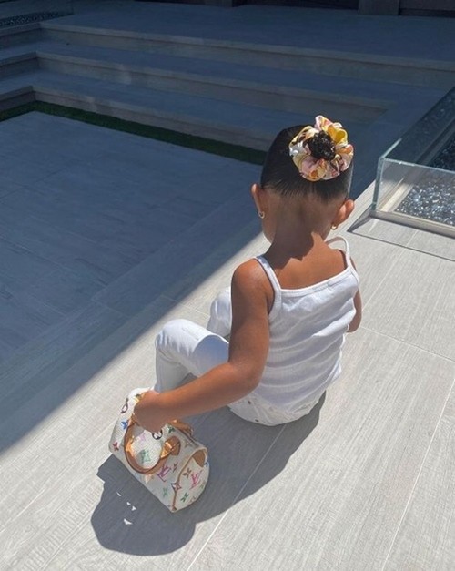 Con gái Stormi của Kylie Jenner đâu chỉ có ba lô Hermès, còn có cả tủ đồ hiệu tiền tỷ này ảnh 3