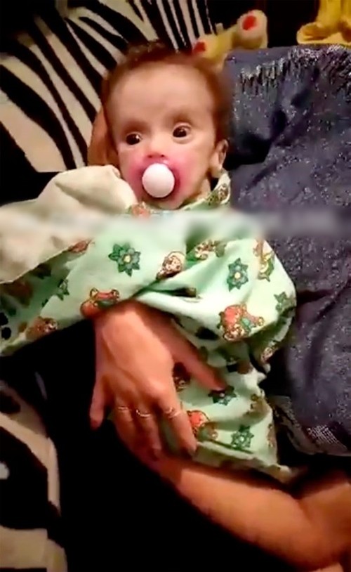 Bé gái sơ sinh bị mẹ bỏ đói trong tủ, sống sót kỳ diệu vì anh trai lén lấy đồ thừa cho ăn ảnh 4