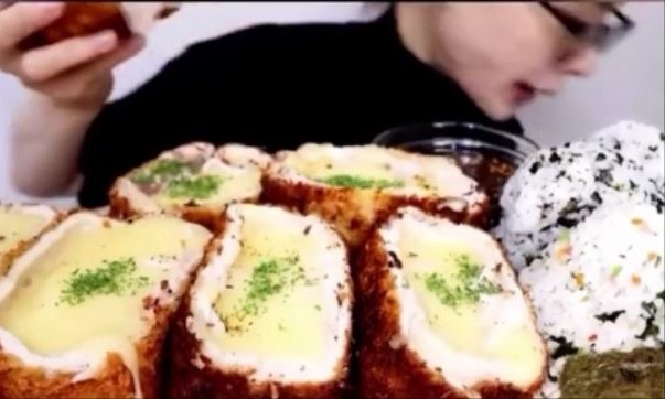 YouTuber chuyên quay video mukbang để lộ hình ảnh lén nhổ thức ăn đi, khiến fan nổi giận ảnh 2